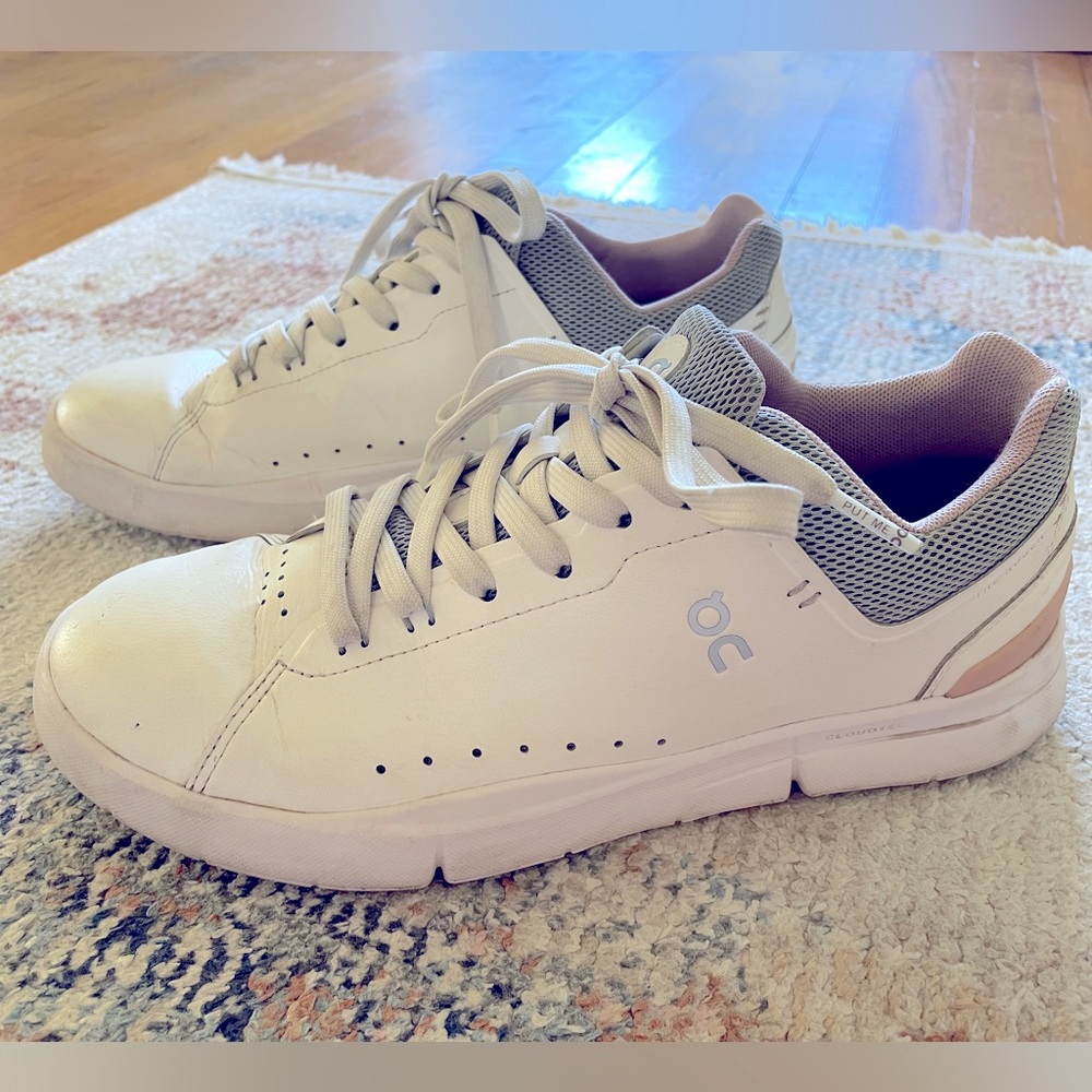 On Running The Roger Advantage White and Gray Sneakers